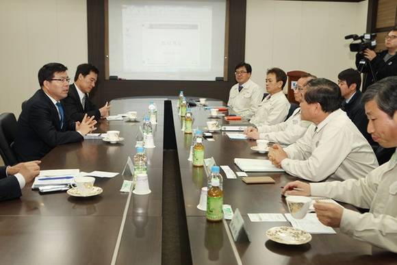 공재광 평택시장이 관내 기업들을 방문해 애로사항 등을 청취하며 기업들과의 소통을 이어가고 있다.(사진=평택시 제공)