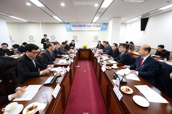 오산시의회 의원들과 안성시의회 의원들이 현안업무에 대한 공유를 통해 지역발전 및 의정발전에 대해 논의하고 있다.(사진=오산시의회 제공)