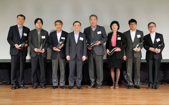 11일 양재동 더케이서울호텔에서 열린 2015 상생협력데이에서 삼성전자 권오현 대표이사 부회장이 협력사 혁신우수사례발표회 삼성전자 종합포상 수상사 7개사 대표와 기념촬영을 하고 있다. (사진 오른쪽부터) 크레신 오우동 대표, 미래나노텍 김철영 대표, 노바스이지 이영남 대표, 피에스케이 박경수 대표, 삼성전자 권오현 대표이사 부회장, KH바텍 남광희 대표, 에프엑스기어 이창환 대표, 와이아이케이 박상준 사장(사진 제공: 삼성전자)