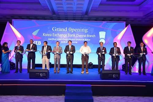 11일 개최된 외환은행 인도 첸나이 지점 개점행사에서 김한조 행장(사진 왼쪽에서 여섯번째)이 김경수 주첸나이 총영사(사진 왼쪽에서 다섯번째) 및 시브이 산카르 타밀나두주(州) 산업부차관(사진 왼쪽에서 일곱번째) 등 참석자들과 테이프 커팅을 하고 있다. (사진제공=외환은행)