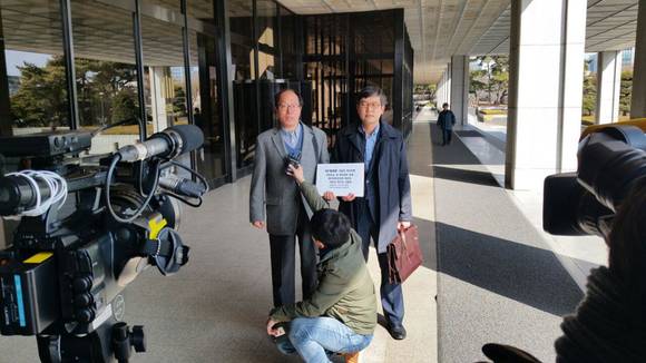 희망연대노조와 참여연대, 통신공공성포럼 등이 지난달 26일 고객 정보를 영업에 불법 활용한 혐의로 SK텔레콤을 검찰에 고발하기 위해 서울중앙지검을 찾았다(사진: 연합뉴스)