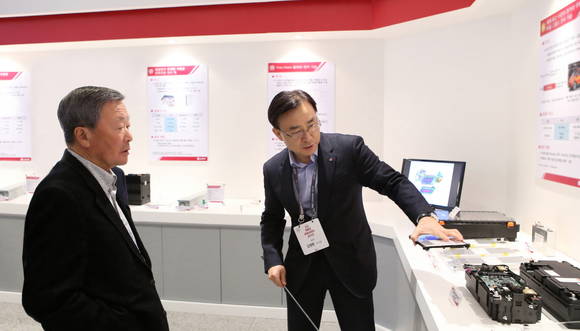 11일 서울 양재동 소재 LG전자 서초 R&D캠퍼스에서 개최한 '연구개발성과보고회'에서 구본무 LG 회장(왼쪽)이 LG화학 김명환 부사장(오른쪽)으로부터 LG연구개발상을 수상한 장거리 주행 전기차용 ‘고밀도 배터리’에 대한 설명을 듣고 있다(사진 제공: LG그룹)