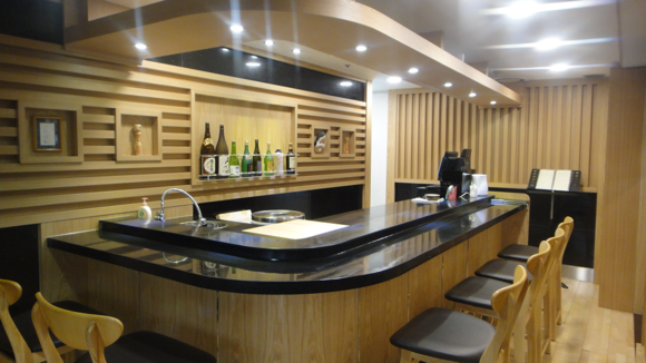 팬스타드림호 선내에 새로 오픈한 일본 정통 스시바 ‘세토우치’ 내부 모습.