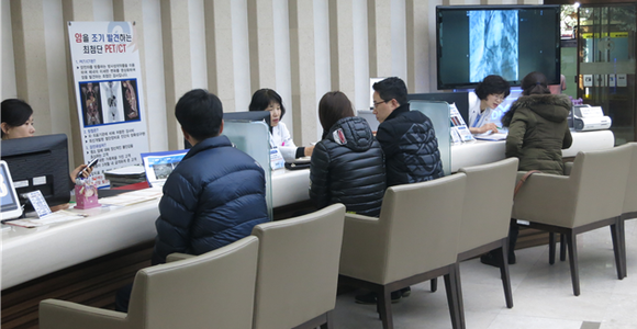 지난달 15일 건협 부산센터 일요검진에 참여한 수검자들이 국민건강보험공단 검진 상담을 하고 있다. (사진제공=건협 부산센터)