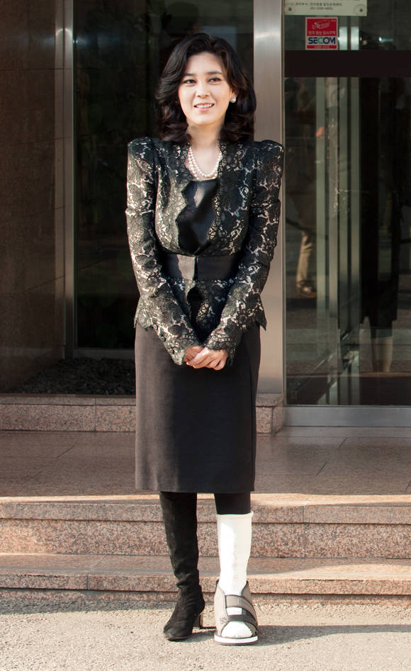 이부진 호텔신라 사장이 왼쪽 다리에 깁스한 채 13일 주주총회가 열린 서울 장충동 삼성사옥에 들어가고 있다(사진: 연합뉴스)