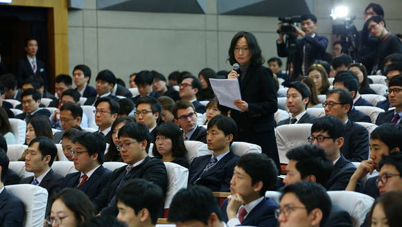13일 오전 서울 서초구 현대자동차 사옥에서 열린 제 47기 정기주주총회에서 네덜란드 공무원연금 자산운용회사인 APG 박유경 아시아지배구조 담당 이사가 외국계 투자자를 대표해 특별발언을 하고 있다(사진: 연합뉴스)