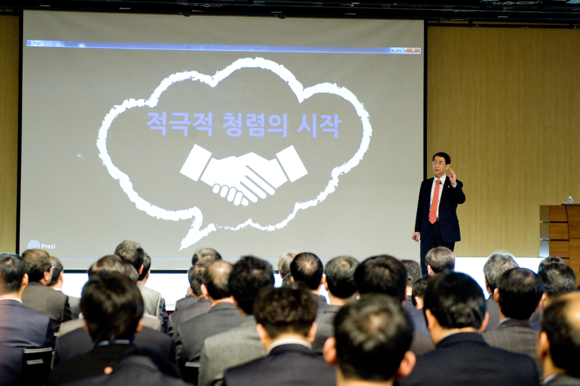 임정덕 남부발전 상임감사위원이 최근 부산 본사에서 열린 청렴강의에서 임직원에게 ‘적극적 청렴’에 대해 강의하고 있다. (사진제공=남부발전)