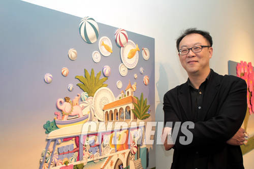 전시장에 설치된 숨은그림찾기와 함께한 박현웅 작가.(사진=왕진오 기자)