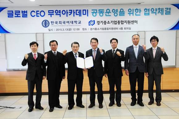 지난 13일 중기센터-한국외대 간 글로벌CEO아카데미 공동운영협약을 체결했다. 좌로부터 중기센터 김주신 교육지원팀장, 안경엽 북부기업지원센터 본부장, 중기센터 윤종일 대표이사, 한국외대 김유경 대외부총장, 김철민 국제사회교육원장, 최태경 교육운영팀장, 이정목 매니저 (사진=중기센터 제공)
