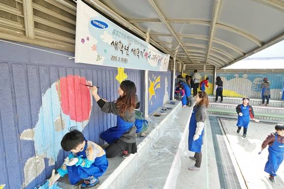 정성 담긴 벽화로 아이들 동심에 포근함 전하고 있는 삼성전자 희망채색 봉사팀