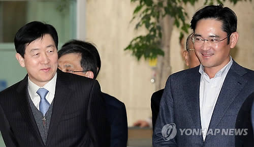 지난 2012년 12월 30일 오후 김포공항으로 귀국하는 이건희 삼성그룹 회장을 마중나온 이재용 삼성전자 부회장(오른쪽)과 삼성 미래전략실 최지성 부회장(사진: 연합뉴스)