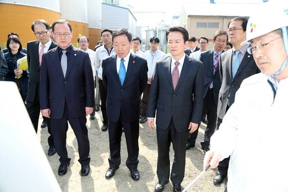 16일 오후 CJ제일제당 안산공장에서 열린 "CJ제일제당 규제해결을 통한 투자유치 MOU"에 참석한 남경필 경기도지사와 제종길 안산시장이 시설을 둘러보고 관계자로부터 브리핑을 받고 있다.(사진=경기도 제공)