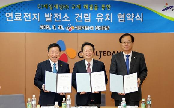 16일 오후 CJ제일제당 안산공장에서 열린 "CJ제일제당 규제해결을 통한 투자유치 MOU"에 참석한 남경필 경기도지사가 협약서에 서명을 하고 기념촬영을 하고 있다. 왼쪽부터 제종길 안산시장, 남경필 경기도지사, 김철하 CJ제일제당 대표이사 (사진=경기도 제공)