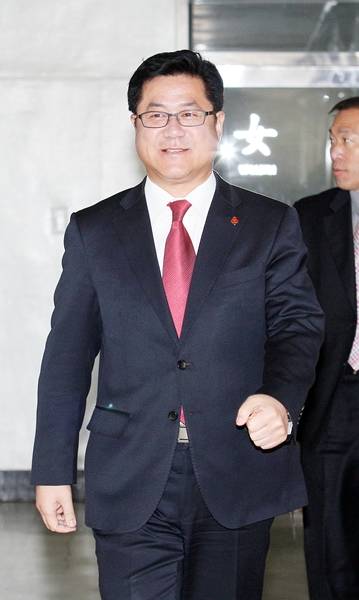 16일 오전 경기도청 브리핑룸에서 취임 100일을 맞이한 이기우 경기도 사회통합부지사가 기자회견을 하기 위해 걸어오고 있다.(사진=경기도 제공)