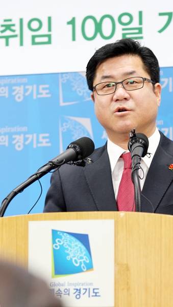16일 오전 경기도청 브리핑룸에서 취임 100일을 맞이한 이기우 경기도 사회통합부지사가 기자회견을 하고 있다.(사진=경기도 제공)