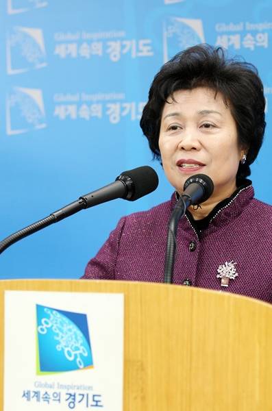 16일 오후 경기도청 브리핑룸에서 박정란 경기도 여성가족국장이 경기도내 1951개 어린이집, CCTV 설치비 지원과 관련해 기자회견을 하고 있다.(사진=경기도 제공)