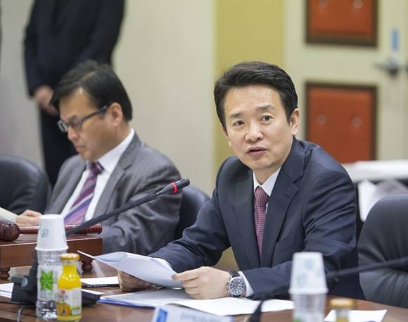 16일 오전 수원 경기종합노동복지회관 에서 열린 "2015년 제1회 경기도 노사민정협의회"에서 남경필 경기도지사가 안건 청취와 회의를 주재하고 있다.(사진=경기도 제공)