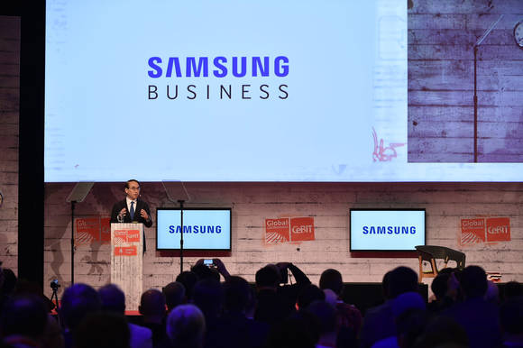 16일(현지시각) 독일 하노버에서 열린 세빗 2015에서 홍원표 삼성전자 사장이 ‘엔터프라이즈 IoT’를 주제로 기조연설을 하고 있다(사진 제공: 삼성전자)