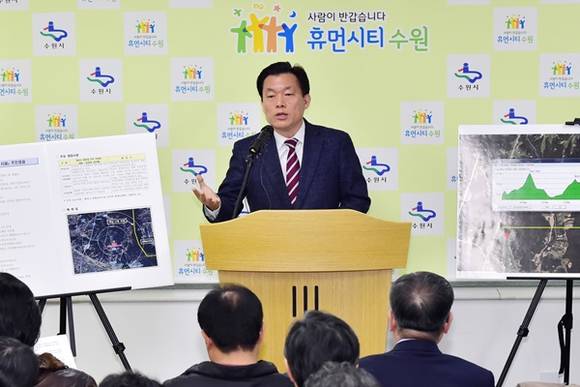 17일 수원시 이재준 부시장이 화성시 광역화장시설과 관련해 과학적 검증으로 수원시민들의 불안한 마음을 해소시켜야 한다며 기자회견을 열고 있다.(사진=수원시 제공)