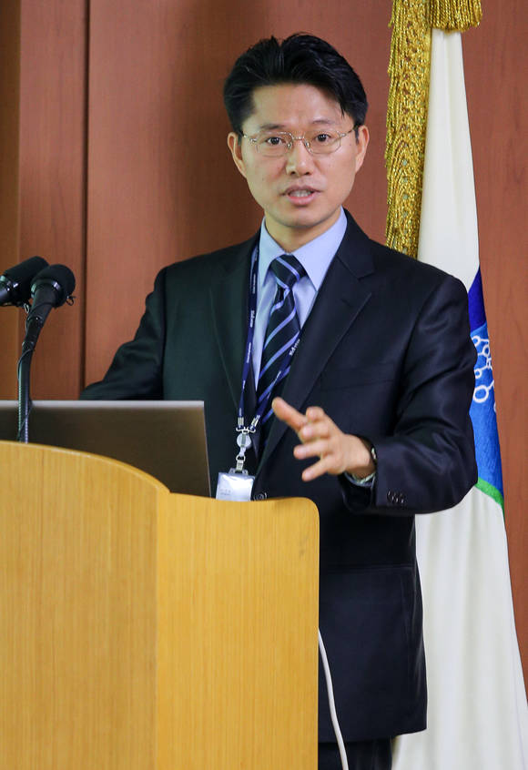 지방채 발행과 공유재산 매각 등을 통해 신청사 건립 재원을 마련하겠다고 밝히고 있는 이계삼 경기도건설본부장(사진=경기도 제공)