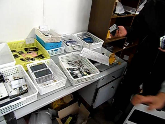 가짜 삼성전자 스마트폰을 대량으로 만든 부산시내 한 작업장(사진: 연합뉴스)