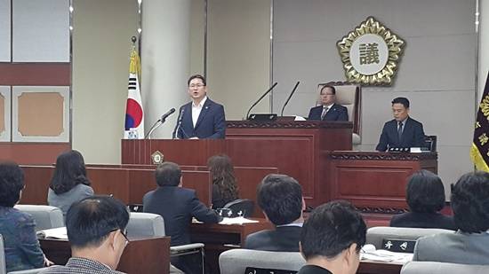 고양시의회 시정질의를 통해 김완규 의원이 킨텍스 관리감독권이 고양시로 오는 것이 당연하다고 역설하고 있다.