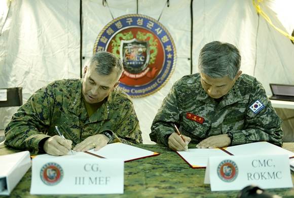 이영주 해병대사령관이 미 Ⅲ-MEF 사령관(John E. Wissler 중장)과 연합해병구성군사령부지휘소 및 연합 전투참모단의 임무.편성.운용을 구체화한 연해병사 작전예규에 서명하고 있다.(사진=해병대사령부 제공)