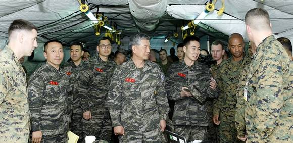 이영주 해병대사령관이 연합해병구성군사령부(CMCC) 지휘소를 방문해 격려하고 있다.(사진=해병대사령부 제공)