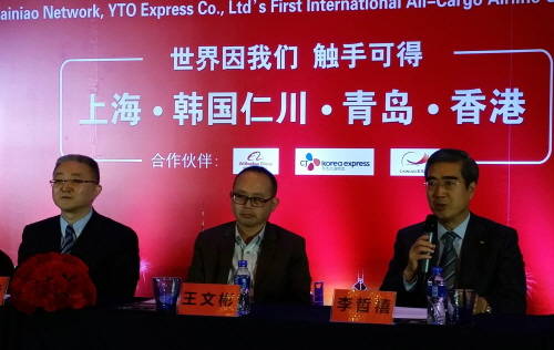 CJ대한통운은 지난 19일 중국 상해 소피텔 호텔에서 ‘한-중 간 국제특송 전세기 취항 기념식’ 행사를 가졌다. 사진 왼쪽부터 위엔퉁 샹펑 총재, 차이냐오 최고 기술경영자(CTO) 왕원빈 부총재, CJ대한통운 이철희 글로벌부문장(부사장)이 현지 기자회견을 갖고 있다. (사진제공=CJ대한통운)