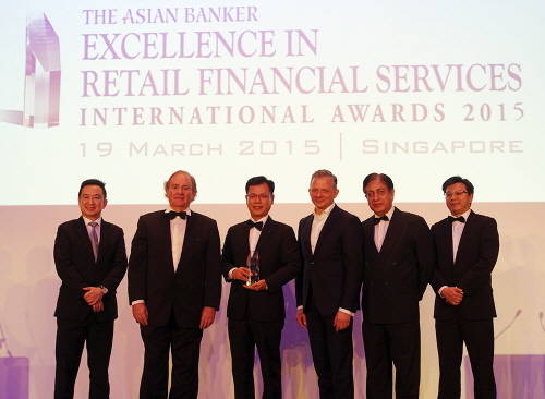 19일 싱가폴에서 열린 아시안뱅커 주최 EXCELLENCE IN RETAIL FINANCIAL SERVICES INTERNATIONAL AWARDS 2015 행사에서 조영식 신한은행 싱가폴지점장이(왼쪽부터세번째) 2015년 대한민국 최우수 리테일은행상 수상 후 아시안뱅커 관계자들과 함께 기념촬영하고 있는 모습. (사진제공=신한은행)