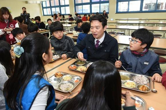 20일 남경필 경기도지사와 이기우 사회통합부지사가 의정부 중앙초교에서 급식 봉사를 한 후 4학년3반 교실에서 학생들과 대화의 시간을 가졌다.(사진=경기도 제공)
