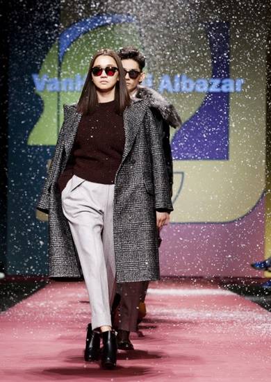 패션 모델 장윤주가 남성복 컬렉션에서 모델들을 리드하며 최고의 모댈 포스를 과시하고 있다.