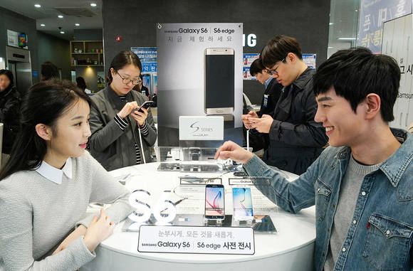 삼성전자 모델이 서울 삼성전자 디지털프라자 강남본점에서 ‘갤럭시 S6’와 ‘갤럭시 S6 엣지’ 사전 체험 행사를 소개하고 있다.(사진 제공: 삼성전자)