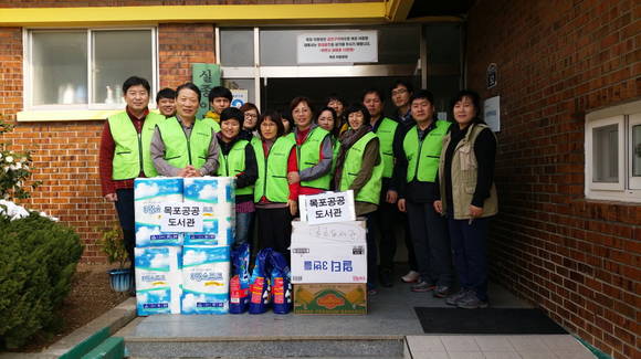 목포공공도서관 이한근관장과 직원들이 지난 21일 목포아동원을 찾아 자원봉사활동을 펼쳤다.