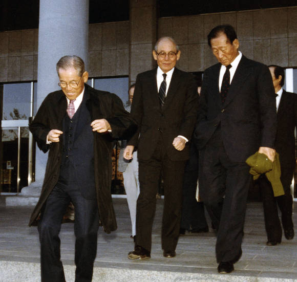 1982년 전경련 재계중진 산업시찰에서 이병철, 정주영 회장과 함께(사진 제공: 한국능률협회)