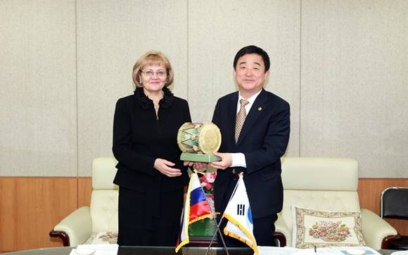 러시아 스베르들롭스크주 루드밀라 바부슈키나 의장과 경기도의회 강득구 의장이 25일 두 지역간 우호관계 수립과 교류방안 등을 모색하기 위해 만났다.(사진=경기도의회 제공)