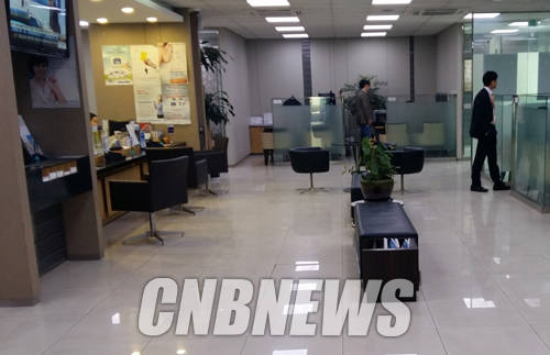 평일에 비해 오히려 사람이 줄어든 서울 마포구 소재 한 시중은행 풍경(사진: 정의식 기자)