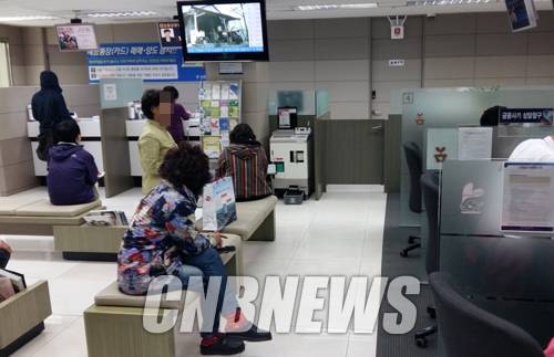 평소와 다를 바 없는 수준의 고객들만 대기하고 있는 서울 은평구 소재 한 시중은행 내부(사진: 정의식 기자)