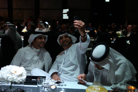 24일(현지시각) 두바이에서 열린 삼성전자 갤럭시 S6, 갤럭시 S6 엣지 월드투어 행사에서 참석자들이 제품을 체험하고 있다(사진 제공: 삼성전자)