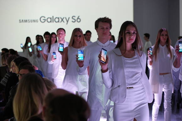 25일(현지시각) 러시아 모스크바에서 열린 삼성전자 갤럭시 S6 월드투어 행사에서 패션 모델들이 갤럭시 S6를 선보이고 있다(사진 제공: 삼성전자)