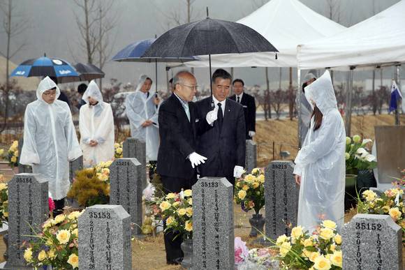 한화그룹 임직원들과 취업 유가족들이 국립 대전현충원의 천안함 46용사 묘역을 참배하고 있다(사진 제공: 한화그룹)