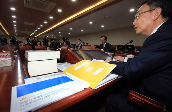 최성준 방송통신위원장이 26일 오후 경기도 정부과천청사에서 열린 방송통신위원회 전체회의에 참석해 발언하고 있다(사진: 연합뉴스)