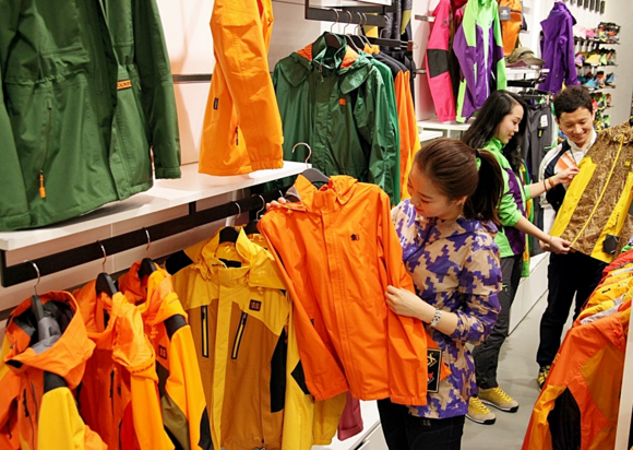 신세계 센텀시티 3층 코오롱스포츠 매장을 방문한 고객들이 아웃도어 제품을 살펴보고 있다. (사진제공=신세계 센텀시티)