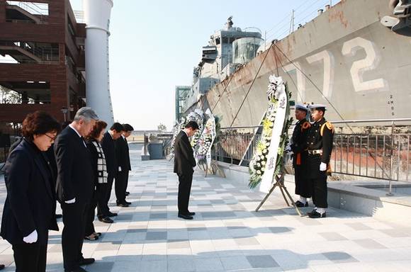 강득구 경기도의회의장과 배수문 기획재정위원장, 이동화 경제과학 기술위원장, 김호겸 의원, 권미나 의원, 이순희 의원이 지난 27일 해군 2함대 사령부에서 천안함 용사 5주기를 추모하며 헌화하였다.(사진=경기도의회 제공)