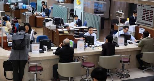 지난 25일 서울 여의도 KB국민은행 여의도영업부 안심전환대출 전용 창구에서 고객들이 대출 신청 및 상담을 하고 있다. (사진제공=연합뉴스)