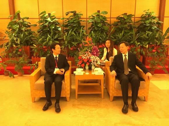 장쑤성 리쉐융 성장을 만나 환황해권 지자체 협의체 논의 활성화를 제안하고 있는 남경필 경기도지사(사진=경기도 제공)