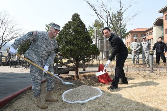 김희겸 행정2부지사와 토마스 밴달 미2사단장이 양국 우호의 의미를 담은 주목나무를 심고 있다.(사진=경기도 제공)