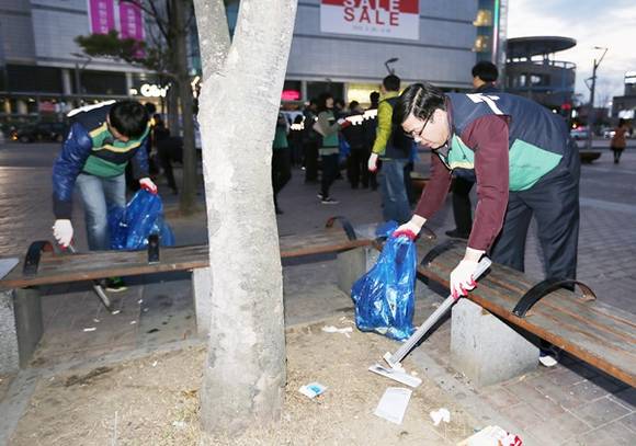 공재광 평택시장이 28일 깨끗한 명품도시 평택을 만들기 위해 직접 거리에 나가 쓰레기를 수거하고 있다.(사진=평택시 제공)