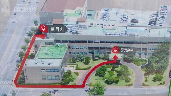 농협을 이용하려면 현위치의 문을 통해 들어가야 하지만 문이 잠겨 있어 중앙현관으로 돌아서 가야하는 불편함을 시민들은 감수하고 있지만 파주시청은 문을 열지 않고 있다. 안소의 의원은 이재홍 시장 행정은 불통의 상징이라고 언급했다.