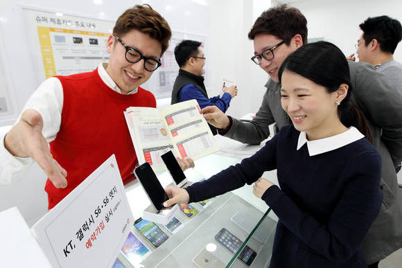 KT 올레매장에서 ‘갤럭시S6’ ‘갤럭시S6 엣지’ 예약가입을 진행하고 있다(사진 제공: KT)